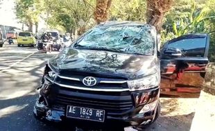 Tabrakan Adu Banteng Motor dan Innova di Magetan, Pemotor Tercebur ke Sungai