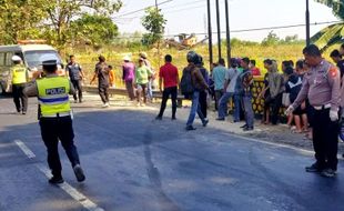 Pikap Pecah Ban Tabrak Motor di Jalan Ngawi-Solo, Pemotor Asal Ngawi Meninggal