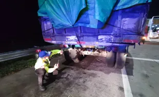 Mobil Seruduk Truk Gandeng di Tol Sragen, 1 Meninggal 3 Luka-luka