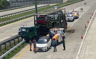 Truk Trailer Pembawa Mobil Seruduk Sedan di Ruas Tol Solo-Ngawi Wilayah Boyolali