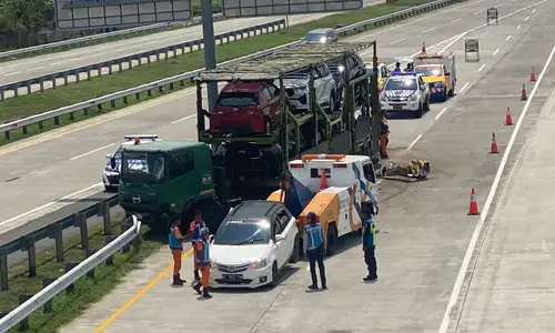 Truk Trailer Pembawa Mobil Seruduk Sedan di Ruas Tol Solo-Ngawi Wilayah Boyolali