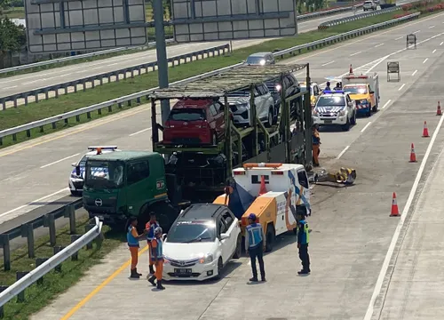 Truk Trailer Pembawa Mobil Seruduk Sedan di Ruas Tol Solo-Ngawi Wilayah Boyolali