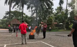 Seluruh Karyawan Asri Resort & Spa Salatiga Ikuti Pelatihan Pemadaman Kebakaran