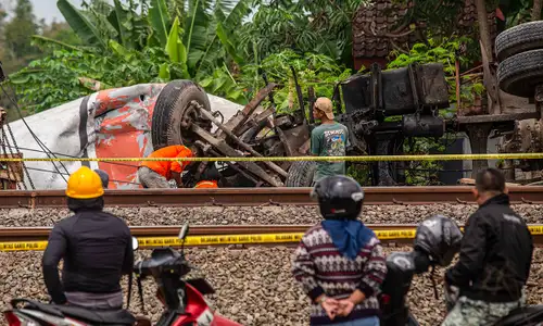 Kecelakaan Truk Molen Tertabrak KA Taksaka di Sedayu Bantul