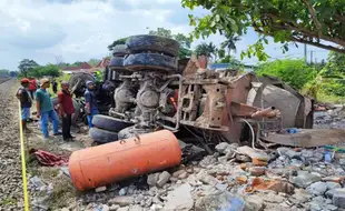 Terobos Palang Pintu Perlintasan, Truk Tertabrak KA Taksaka di Bantul