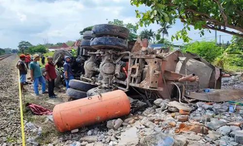 Terobos Palang Pintu Perlintasan, Truk Tertabrak KA Taksaka di Bantul