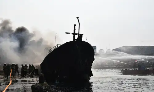 Kebakaran Dua Kapal di Pelabuhan Muara Baru Jakut, 20 Mobil Damkar Dikerahkan