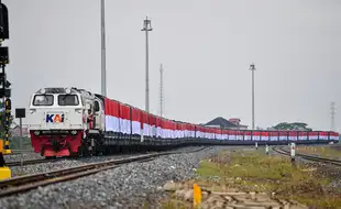 Rekor Muri Pemasangan Bendera Merah Putih Terbanyak di Gerbong KA Batu Bara