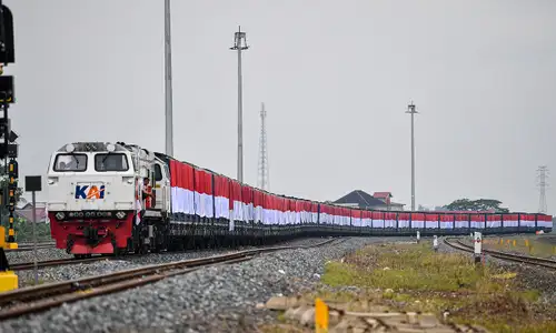 Rekor Muri Pemasangan Bendera Merah Putih Terbanyak di Gerbong KA Batu Bara