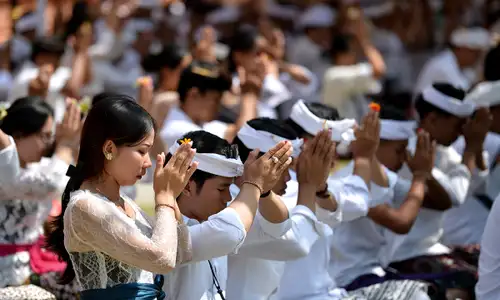 Rayakan Galungan, Umat Hindu Sembahyang Bersama di Pura Jagatnatha Denpasar