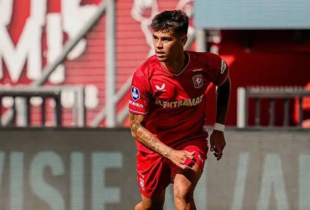 Mees Hilgers Tampil Gemilang, FC Twente Sukses Curi Poin di Kandang MU