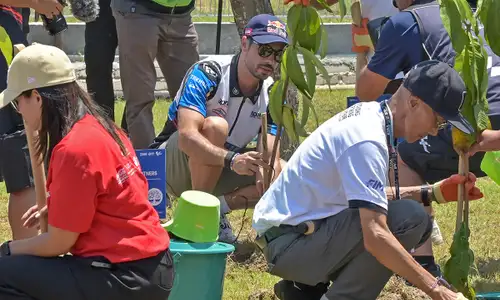 Pembalap MotoGP Tanam Bibit Pohon di Kawasan Sirkuit Mandalika