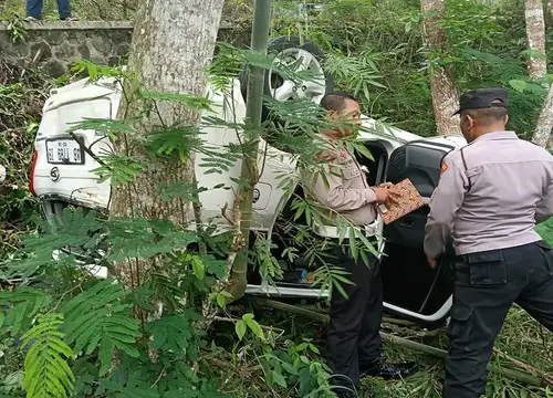 Mobil yang Ditumpangi Rombongan Ibu-ibu Pengajian Mengalami Kecelakaan di Sleman