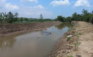 Tak Hanya Lumpur, Pengerukan Sungai Dengkeng Klaten Temukan Benda Mengejutkan