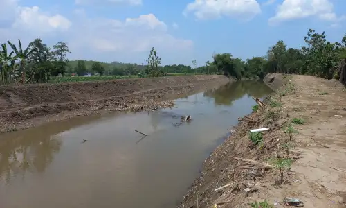 Tak Hanya Lumpur, Pengerukan Sungai Dengkeng Klaten Temukan Benda Mengejutkan