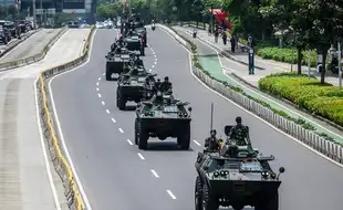 Konvoi Alutsista di Jalan Jensud Jakarta Sambut HUT ke-79 TNI