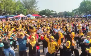 Siap Menangkan Rober-Adhe, Relawan Topi Kuning Padati Alun-alun Karanganyar