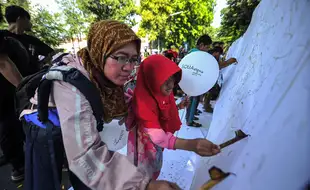 Antusias Warga Ikuti Pelatihan Membatik di CFD Solo