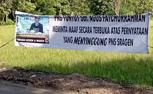 Beredar Spanduk  Mengatasnamakan PNS Sragen Ditujukan ke Mantan Bupati Agus