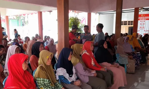 Warga Datangi Balai Desa Banyurip Sragen untuk Pertanyakan Bantuan BSPS