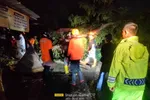 Dampak Hujan Disertai Angin, Pohon Tumbang Timpa 2 Warung dan 1 Motor di Kroyo Sragen