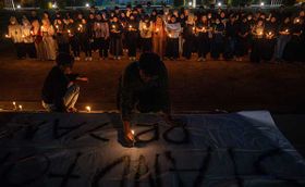 Aksi Mahasiswa Nyalakan Lilin untuk Kasus Meninggalnya Mahasiswa PPDS FK Undip