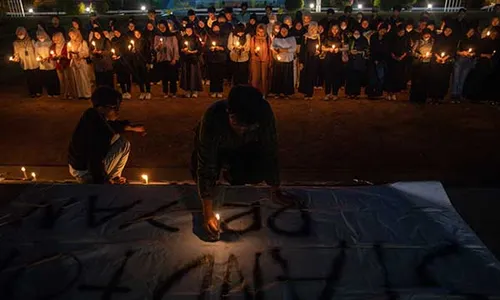 Aksi Mahasiswa Nyalakan Lilin untuk Kasus Meninggalnya Mahasiswa PPDS FK Undip