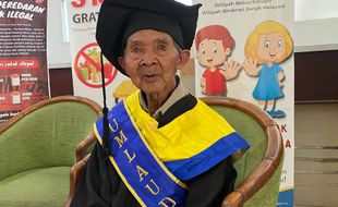 Asmo Pawiro Diwisuda di Usia 95 Tahun