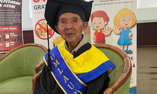 Asmo Pawiro Diwisuda di Usia 95 Tahun