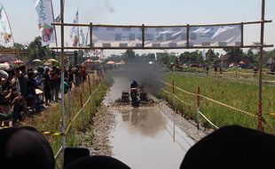 Aksi Puluhan Petani Adu Cepat Lomba Balap Traktor di Kebonarum Klaten