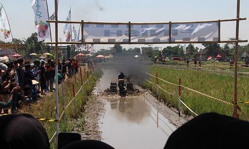 Aksi Puluhan Petani Adu Cepat Lomba Balap Traktor di Kebonarum Klaten