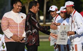 Jokowi Serahkan Bonus untuk Atlet Peraih Medali Paralimpiade Paris 2024