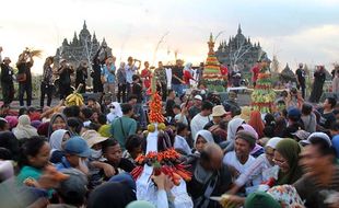 Semarak Festival Candi Kembar Klaten, Ratusan Warga Berebut Gunungan Hasil Bumi