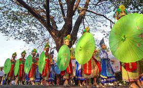 Kemeriahan Parade Pembukaan Festival Payung Indonesia 2024 di Balekambang Solo