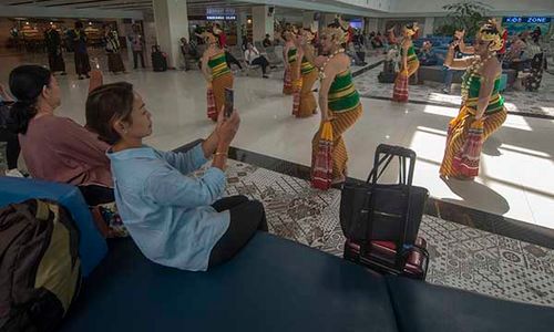 Pertunjukan Tari Meriahkan Hari Pelanggan Nasional di Bandara Adi Soemarmo