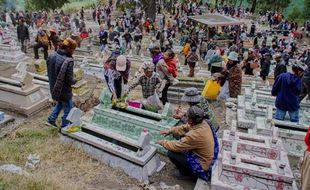 Puncak Hari Raya Karo, Warga Tengger di Lumajang Gelar Ritual Nyadran