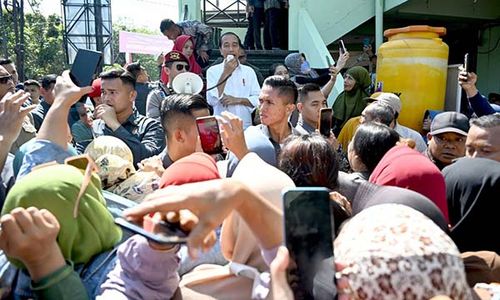 Jelang Purnatugas, Jokowi Pamit ke Warga saat Kunjungi Pasar Soponyono Surabaya