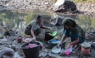 Kekeringan di Cianjur, Warga Manfaatkan Air Sungai untuk Mandi dan Cuci