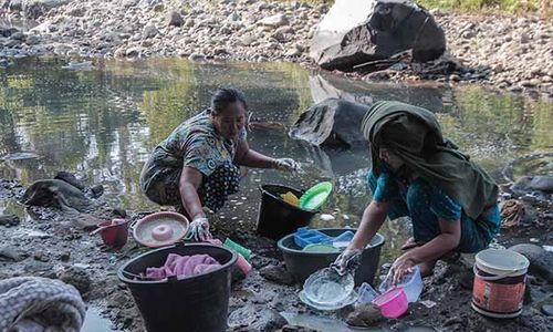 Kekeringan di Cianjur, Warga Manfaatkan Air Sungai untuk Mandi dan Cuci