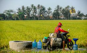 Kekeringan di Serang, Warga Andalkan Air Bersih dari Sumur di Tengah Sawah