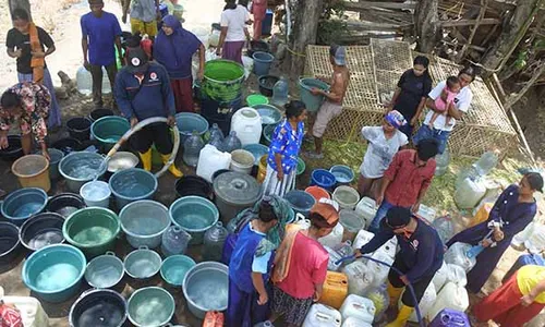 Terdampak Kekeringan, Warga Situbondo Antre untuk Dapatkan Air Bersih