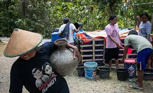 Penyaluran Air Bersih ke Warga Terdampak Kekeringan di Miri Sragen