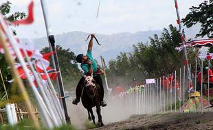 Aksi Atlet Panahan Berkuda di Kejuaraan INL Horseback Archery Klaten