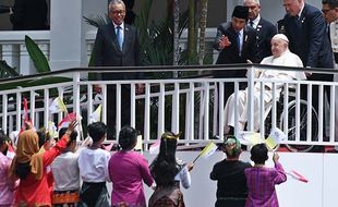 Pelajar Berpakaian Adat Sambut Kunjungan Paus Fransiskus di Istana Merdeka