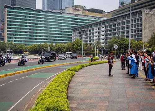 Antusias Warga Sambut Kedatangan Paus Fransiskus di Jakarta