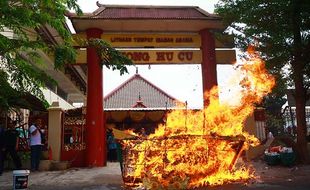 Doakan Arwah Leluhur, Umat Konghucu Sembahyang King Hoo Ping & Bakar Bahtera