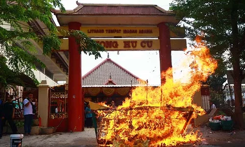 Doakan Arwah Leluhur, Umat Konghucu Sembahyang King Hoo Ping & Bakar Bahtera