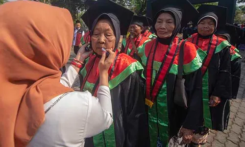 Prosesi Wisuda 460 Lansia Peserta Program Sekolah Lansia di Boyolali