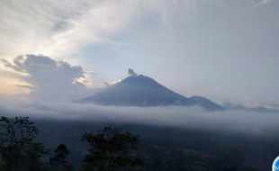 Semeru Erupsi dengan Tinggi Letusan 600 Meter, Masyarakat Diminta Jauhi Puncak