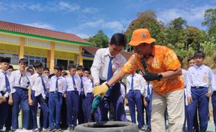 Siswa SMP IT Izzatul Islam Getasan Sulap Ban Mobil Bekas Jadi Meja-Kursi